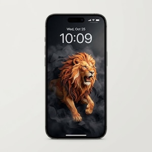 Könnte beinhalten: Ein schwarzes Smartphone zeigt ein digitales Hintergrundbild mit einer detaillierten Illustration eines Löwen mit goldener Mähne und Fell. Der Löwe ist vor einem dunklen, rauchigen Hintergrund platziert. Uhrzeit und Datum werden oben angezeigt.