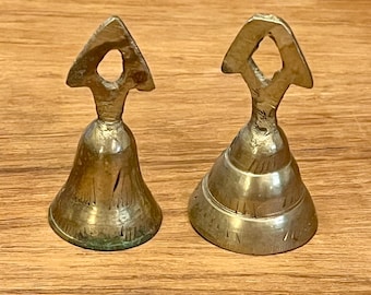 Sinos de mão de latão antigos