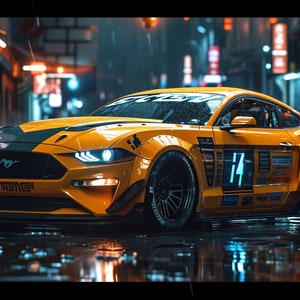 Peut inclure: Une Ford Mustang jaune avec des bandes de course noires et un grand aileron arrière. La voiture est garée sur une rue mouillée la nuit avec des lampadaires et des bâtiments en arrière-plan.