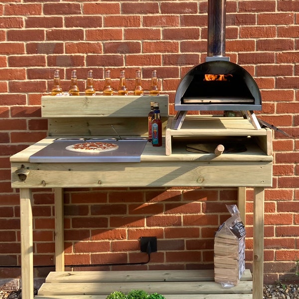 Outdoor pizza kitchen suitable for most ovens