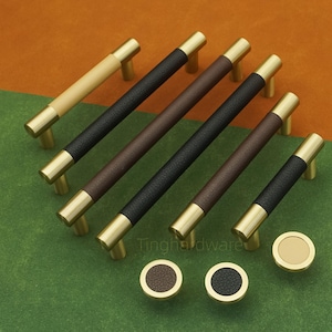 Puede incluir: Juego de herrajes para armarios con tiradores de latón y empuñaduras forradas de cuero en beige, negro y marrón. Incluye pomos redondos a juego. Ideal para proyectos de mobiliario y decoración. Medidas en centímetros.