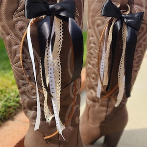Zwart-gouden strikclips voor kruislaarzen | Accessoires westernlaarzen | Cowboylaarsstrikken | Cowgirl-outfit | Rodeomode | Countryconcert