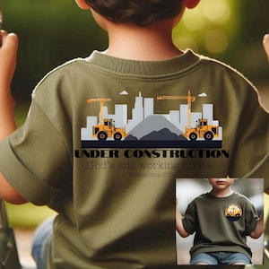 Dios sigue trabajando en mí SVG PNG / Efesios 2:10 Diseño de camiseta de camión / Sublimación cristiana para niños / Construcción de fe Descarga digital
