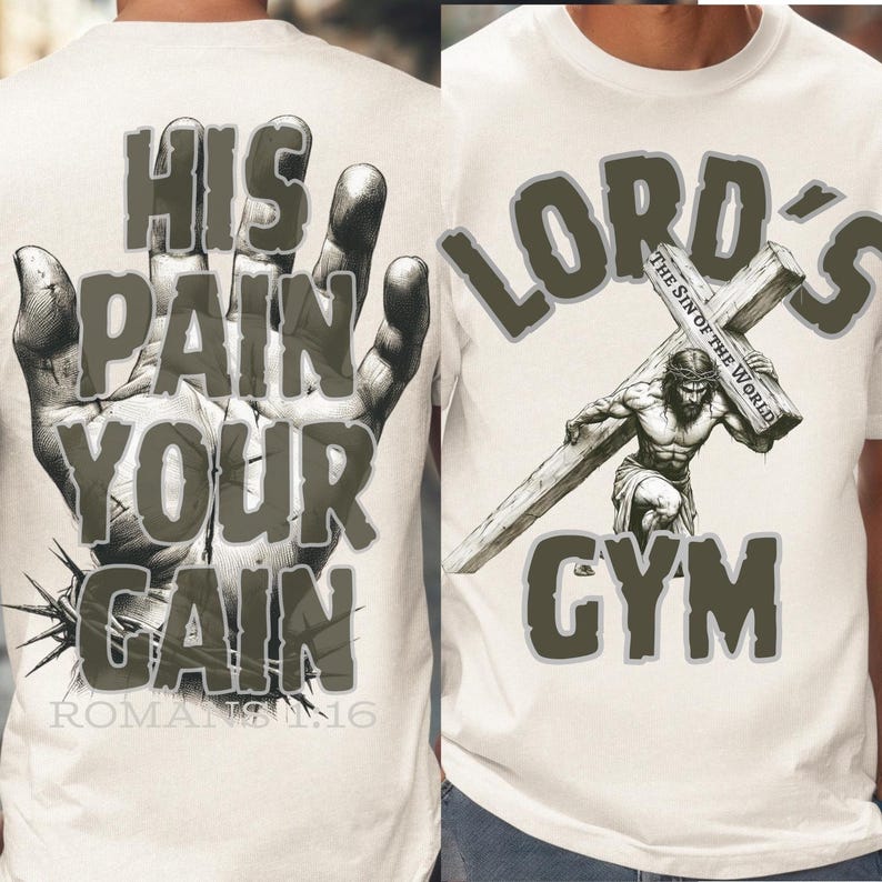 Puede incluir: Camiseta blanca con un dise&ntilde;o gr&aacute;fico. La parte delantera presenta una ilustraci&oacute;n de Jes&uacute;s cargando una cruz, con el texto "LORD'S GYM" y "The Sin of the World". La parte trasera muestra una mano con el texto "HIS PAIN YOUR GAIN" y "ROMANS 16."