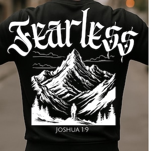 Fearless Christian Men PNG | Josua 1: 9 Bibel Vers Shirt Design | Bold Faith Back Grafik + Taschenkreuz | Männer T-Shirt Download