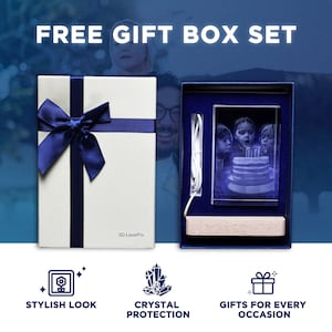 Puede incluir: Una caja de regalo blanca con cinta y lazo azul oscuro, que contiene un bloque de vidrio rectangular con una imagen grabada con l&aacute;ser en 3D de ni&ntilde;os soplando velas de cumplea&ntilde;os, una base de madera clara y un cable de alimentaci&oacute;n blanco, con la etiqueta 3D LovePix.