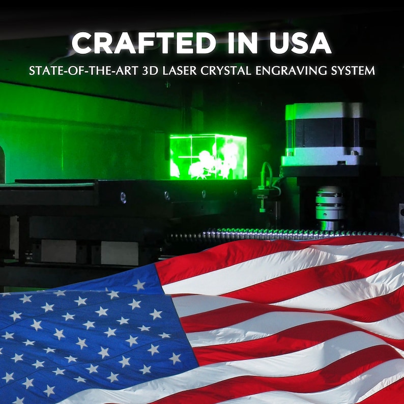 Puede incluir: Un sistema de grabado l&aacute;ser 3D en cristal con una luz verde brillante que ilumina un bloque de cristal. El texto CRAFTED IN USA y STATE-OF-THE-ART 3D LASER CRYSTAL ENGRAVING SYSTEM es visible sobre una gran bandera estadounidense en primer plano.
