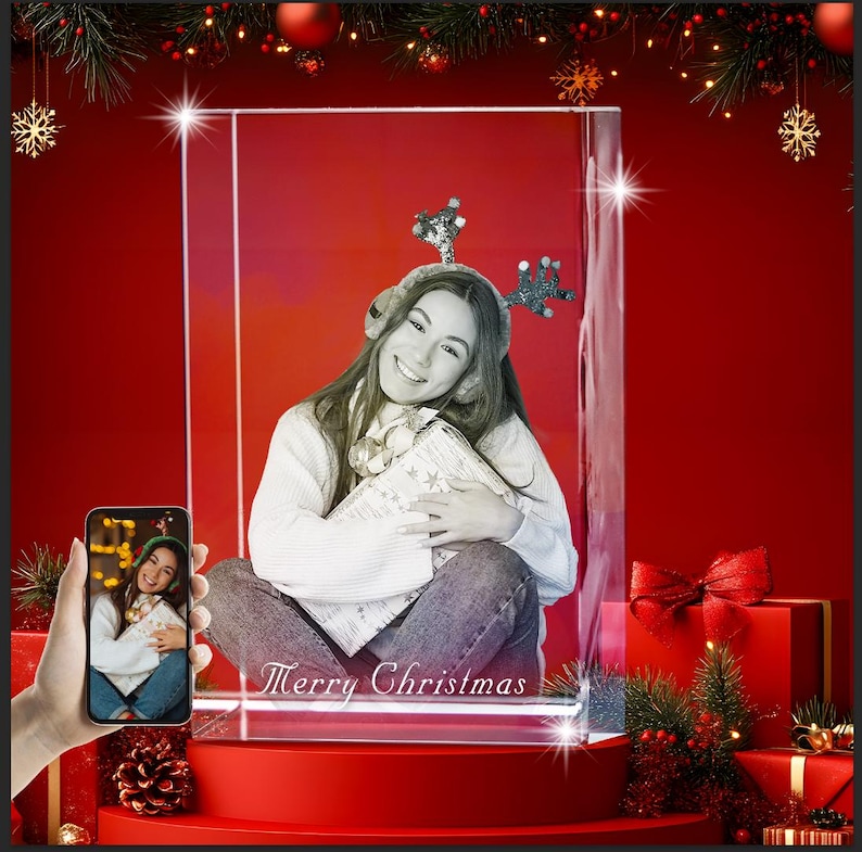 Puede incluir: Un bloque de vidrio rectangular con una fotograf&iacute;a en blanco y negro grabada con l&aacute;ser de una persona que lleva astas de reno y un su&eacute;ter, sosteniendo un regalo. La base del bloque de vidrio muestra el texto grabado Merry Christmas.