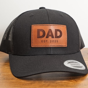Gorra de camionero con parche de cuero Dad Est 2025 / Gorra de papá personalizada para regalo del Día del Padre o regalo para papá nuevo, hecha en EE. UU.
