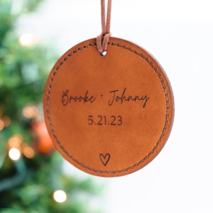 Kerstornament voor koppels echt leer | Gepersonaliseerd ornament met namen paar, eerste kerst samen 2023, cadeau nieuw stel