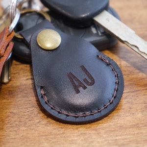 Plectrumhouder leren sleutelhanger | Op maat gemaakte gegraveerde plectrumkoffer gemaakt van echt zwart leer, gepersonaliseerd cadeau voor gitarist