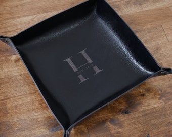 Plateau Catch All personnalisé noir | Service de voiturier à monogramme en cuir véritable fait main, plateau de rangement gravé pour hommes, plateau de rangement de bureau personnalisé