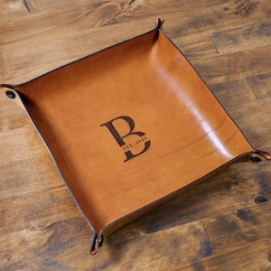 Bandeja de recogida personalizada en color tostado/Bandeja de valet monogramada de cuero auténtico hecha a mano, bandeja de recogida grabada para hombres, bandeja organizadora de escritorio personalizada