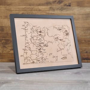 Mapa artístico grabado en cuero del estado de Oregón / Mapa de Oregón en cuero natural dibujado a mano, arte mural de Oregón, arte del Noroeste del Pacífico, arte grabado personalizado de Oregón
