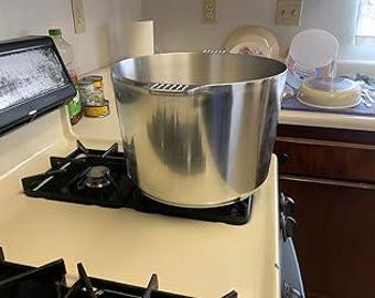 10 Quart Stock Pot with Lid - Cast Aluminum Soup Pot - Lightweight Large Cooking Pot - Non-Toxic Stockpot with Silicone Handles