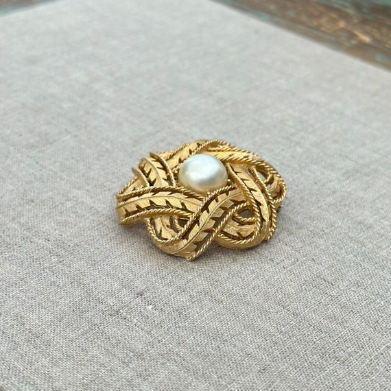 Vintage Trifari Wedding Gold Tone Pin Brooch Faux… - image 3