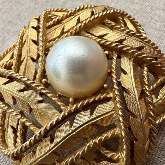 Vintage Trifari Wedding Gold Tone Pin Brooch Faux… - image 5