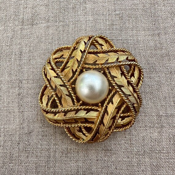 Vintage Trifari Wedding Gold Tone Pin Brooch Faux… - image 2