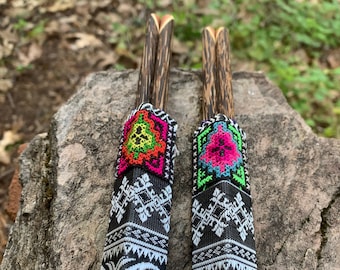 x2 Handgefertigte Bambus Chopsticks Set Geschenkset aus Thailand Hill Tribes mit Essstäbchenhalter, Schwarzes Design mit Handstickerei