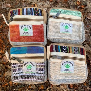 Juego de 4 billeteras de cáñamo teñidas, hechas a mano en el Himalaya de Nepal, diseño único, 2 bolsillos, billetera de viaje pequeña, tarjetero o monedero