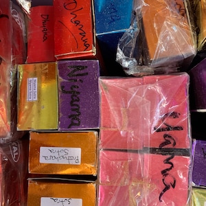 Puede incluir: Una colección de pequeñas cajas de colores con etiquetas escritas a mano. Las etiquetas incluyen las palabras "Dharana", "Dhyana", "Niyama", "Yama", "Pratyahara" y "Sutra".