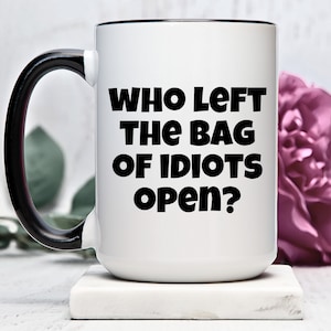 Mug hilarant : « Qui a laissé le sac d'idiots ouvert ? Pour les personnes manquant de compétences sociales, Coupe du barman, Chef de collègue, Coupe Bestie Gossiper