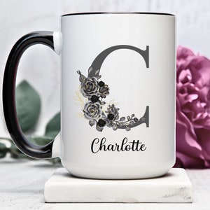 Impressionante caneca com nome floral cinza e preto com monograma, personalizada com letra de nome, presente único, caneca de lembrança de família, nome de presente de casamento
