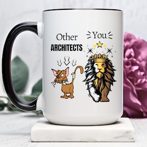 以下が含まれることがあります： 黒いハンドルと縁が付いた白いセラミックマグ。マグには「Other Architects You」というテキストと、猫とライオンのイラストが描かれています。ライオンは王冠をかぶり、猫は眼帯をしています。