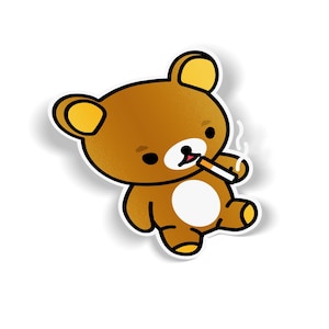 Puede incluir: Una pegatina de oso de dibujos animados marrón con detalles amarillos, fumando un cigarrillo. El oso tiene una barriga blanca y está delineado en negro. El humo se eleva del cigarrillo y la pegatina tiene un borde blanco.