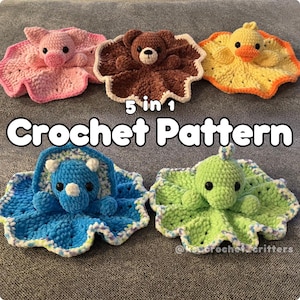 Puede incluir: Cinco patrones de crochet para hacer mantas para beb&eacute;s con diferentes dise&ntilde;os de animales: un cerdo, un oso, un pato, un triceratops y un pulpo. Las mantas est&aacute;n hechas con hilo suave y tienen un borde festoneado.