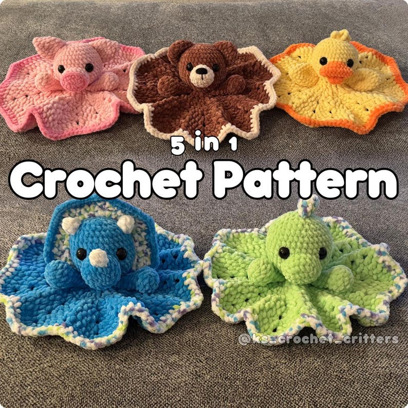 Puede incluir: Cinco patrones de crochet para hacer mantas para beb&eacute;s con diferentes dise&ntilde;os de animales: un cerdo, un oso, un pato, un triceratops y un pulpo. Las mantas est&aacute;n hechas con hilo suave y tienen un borde festoneado.