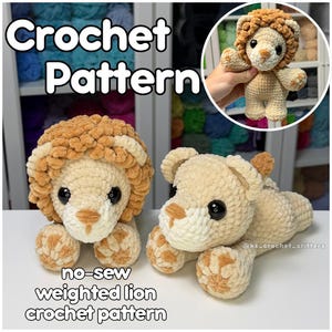 Könnte beinhalten: Zwei Plüschlöwen aus weichem, hellbraunem und beigem Garn mit schwarzen Kunststoffaugen. Ein Löwe sitzt aufrecht, der andere liegt. Der Text lautet Crochet Pattern und no-sew weighted lion crochet pattern mit einem kleinen Wasserzeichen.