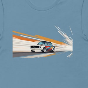 2002 Turbo T-shirt: BMW i retrostil med banglimtar | Dynamisk rörelse och muskler | Charmig illustration | Vintageinspirerad design