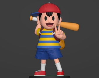 Op de afbeelding: Een beeldje van een cartoonfiguur dat een rode baseballpet, een geel-blauw gestreept shirt, een blauwe broek en een rugzak draagt. Het figuur houdt een honkbalknuppel vast en maakt een vredesteken met zijn rechterhand. Het beeldje staat op een zwarte basis.