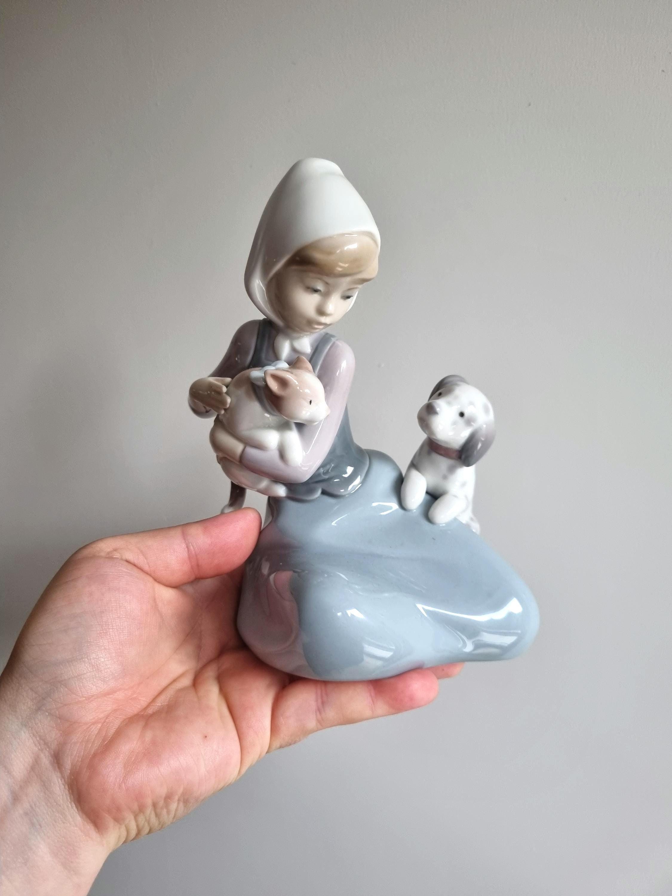 リヤドロ LLADRO 5032 少女と猫と犬 Little Friskies Vintage Lladro “little Friskies” #5032 – Girl With Puppy and
