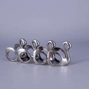 Set mit 4 versilberten Vintage-Serviettenhaltern in Schwanenform – schwedisches Mid-Century-Tischdekor im modernen Stil