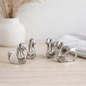 Set med 4 silverpläterade servetthållare med svanmotiv, bordsdekoration i modern stil från mitten av århundradet