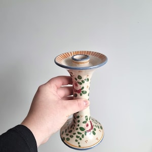 アンティークのイタリア製マジョリカ キャンドルスティック – 手描きの花柄、c. 1900年、18 cm、ヴィンテージ ファイアンス キャンドルホルダー
