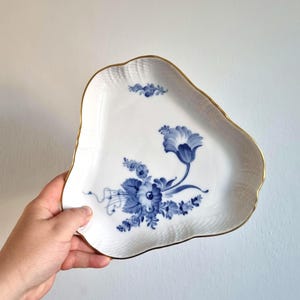 Royal Copenhagen Blue Flowers Blå Blomster Gold Rim Serving Dish – Vintage Danish Porcelain, Hand-Painted Floral, Triangular Plate