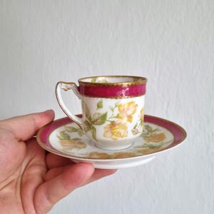 Antike handbemalte Tasse und Untertasse aus Limoges – rosa und gelb florales vergoldetes Porzellan