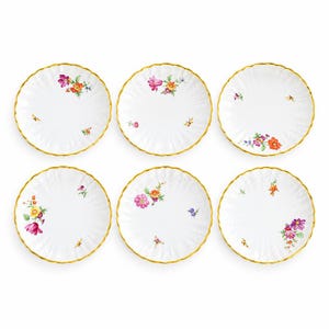 Puede incluir: Un juego de seis platos de porcelana blanca con bordes festoneados y ribete dorado. Cada plato presenta un motivo floral pintado a mano en tonos rosa, naranja, amarillo y morado, con pequeñas hojas verdes y diminutos insectos.
