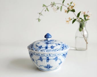 Cuenco cubierto Royal Copenhagen azul con encaje acanalado n.° 657, porcelana danesa vintage