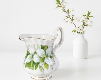 Jarra de leche de porcelana con diseño floral Royal Albert Trillium de la década de 1970