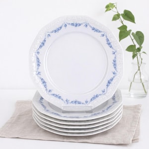 Può includere: Un set di tre tazze in ceramica con finitura opaca e macchiettata. Le tazze sono nei toni del crema, grigio chiaro e grigio scuro. Ogni tazza ha un design semplice e minimalista e un manico arrotondato.