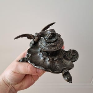 Encrier en étain antique – Design victorien orné avec motif d'oiseau et couvercle sculpté
