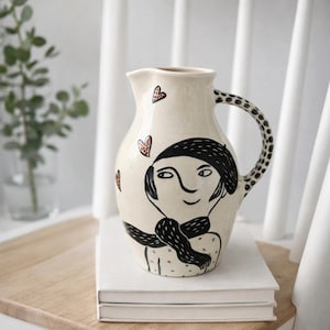 Vintage Zweedse keramische kan uit de jaren 70, volkskunst aardewerk kruik met handgeschilderde figuur.