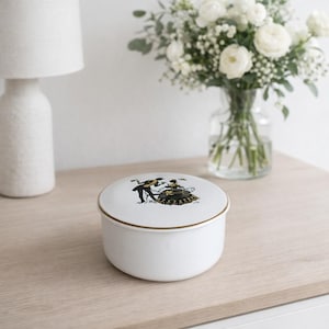 Vintage tyskt porslinsmyckesask, svart & guld romantisk scen, 1970-talet, 10 cm