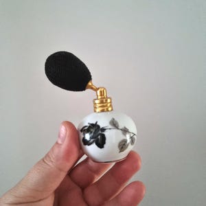 Vintage Royal Bavaria Parfümflasche – Schwarzes Rosendesign, Porzellanzerstäuber, Goldakzent, Sammlerstück für Kosmetik