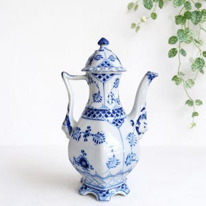 Caffettiera Royal Copenhagen Blue Fluted Full Lace #1030, rara porcellana danese