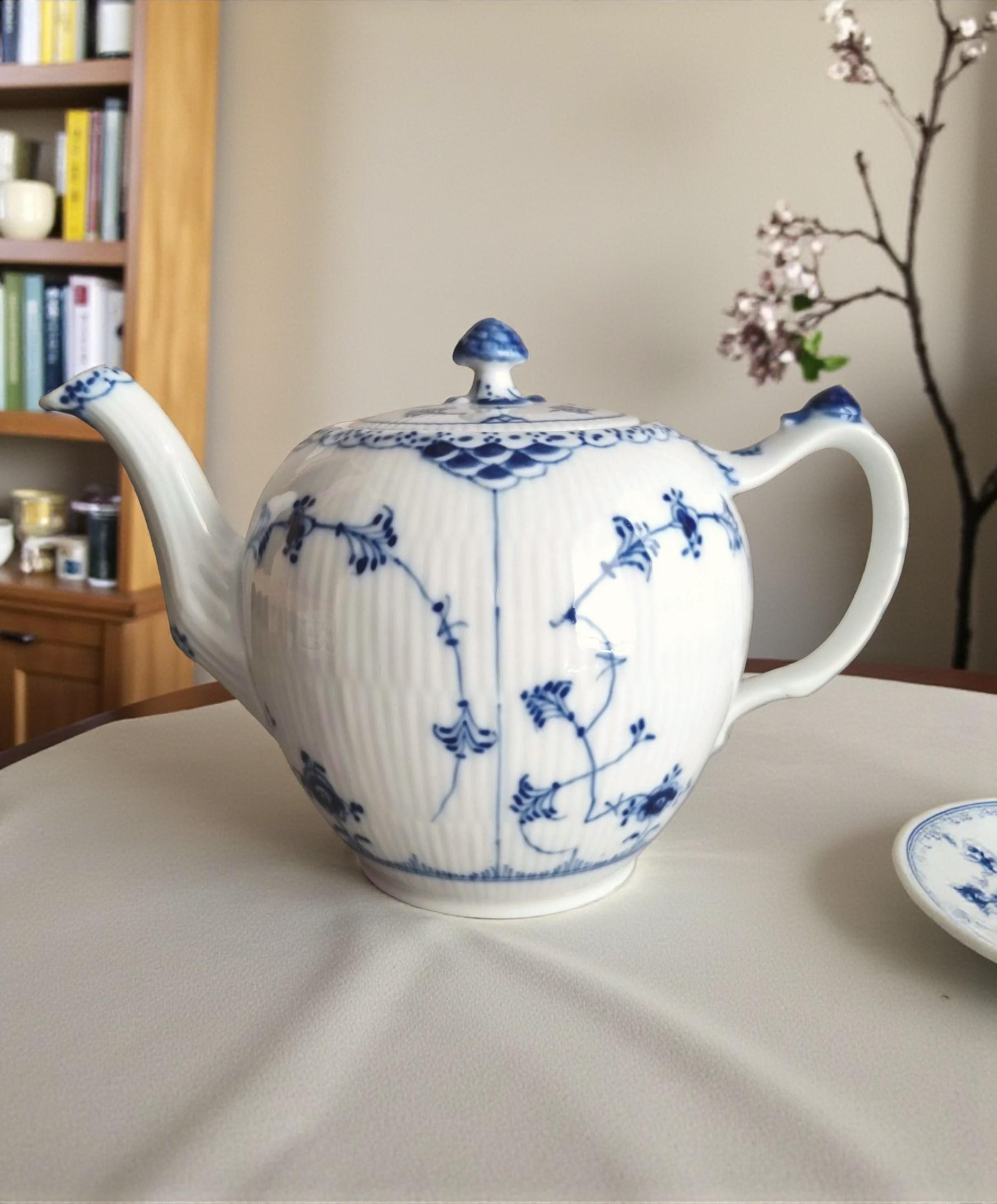 Royal Copenhagen Blue Fluted Half Lace Jug #611, 1L Hand Painted